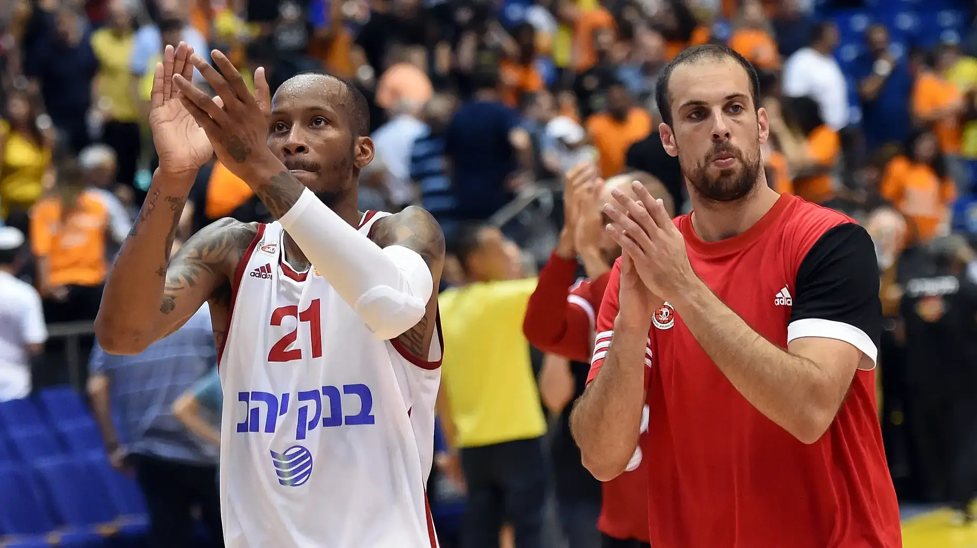 יותם הלפרין שחקן הפועל ירושלים (ימין) עם טרנס קינזי