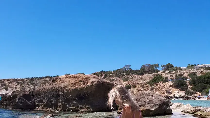 מריה דומרק מבלה באיביזה