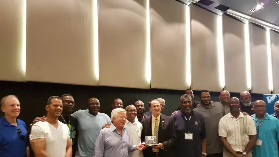 טל ברודי עם רוברט קראפט וכוכבי העבר של ה-NFL