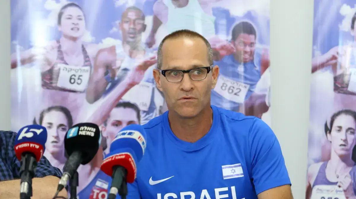 רוגל נחום קופץ משולשת לשעבר