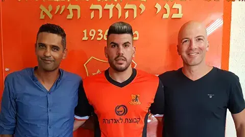 בן תורג'מן שחקן בני יהודה (במרכז)