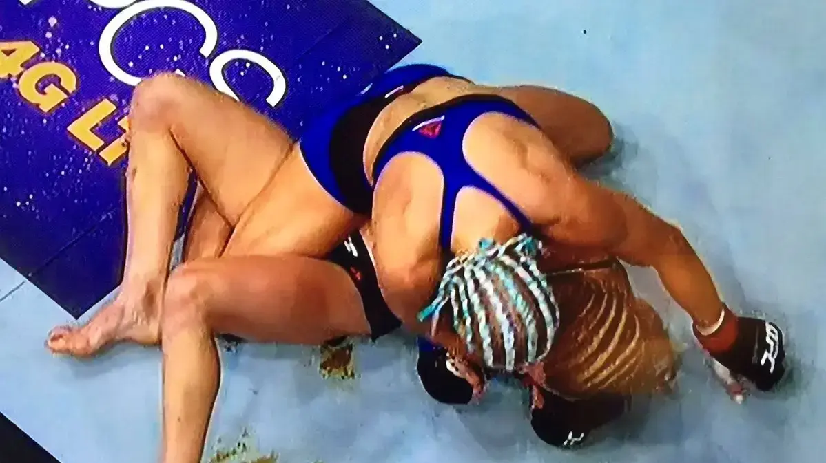 צואה מרוחה על המזרון בקרב UFC