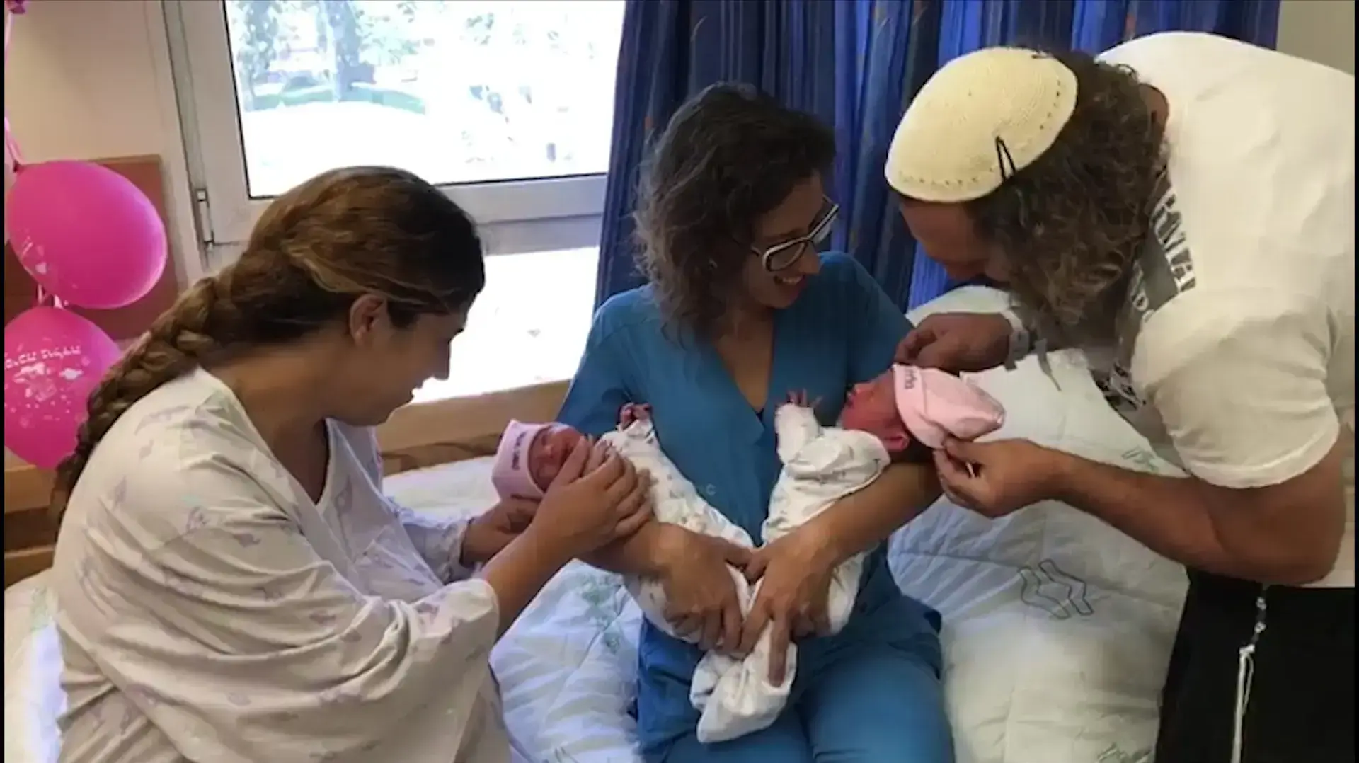 הגינקולוגית שביצעה החייאה בתינוקת מיכל ז?ל שנפטרה בביתה ממוות בעריסה - יילדה בניתוח קיסרי את אחיותיה התאומות
