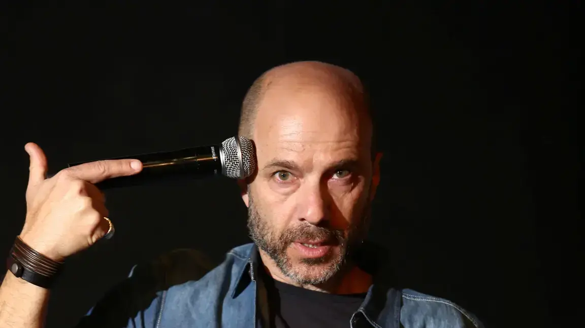 סוס אחד נכנס לבר