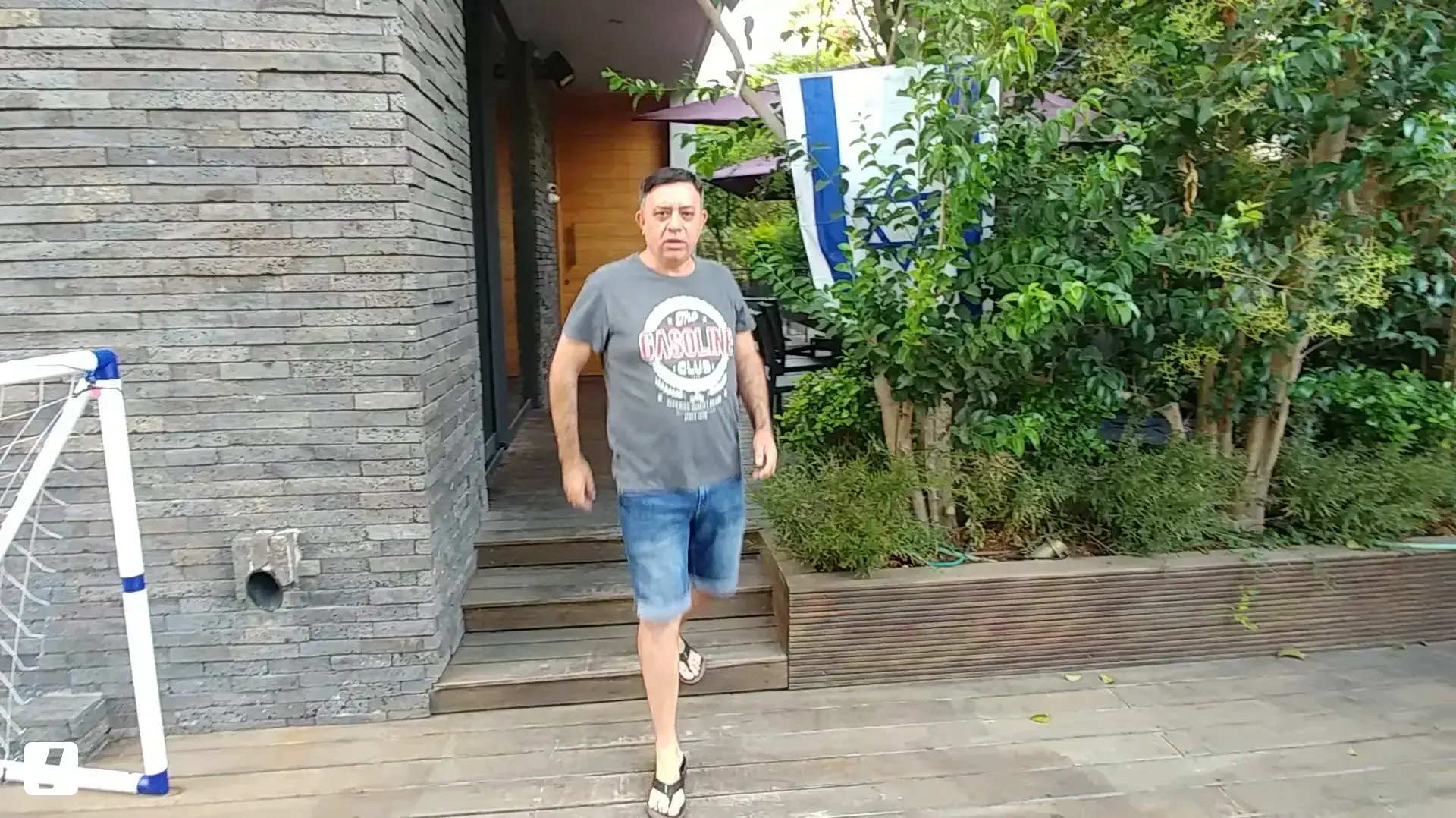 אבי גבאי מחוץ לביתו, בוקר למחרת הסיבוב הראשון בפריימריז למפלגת העבודה