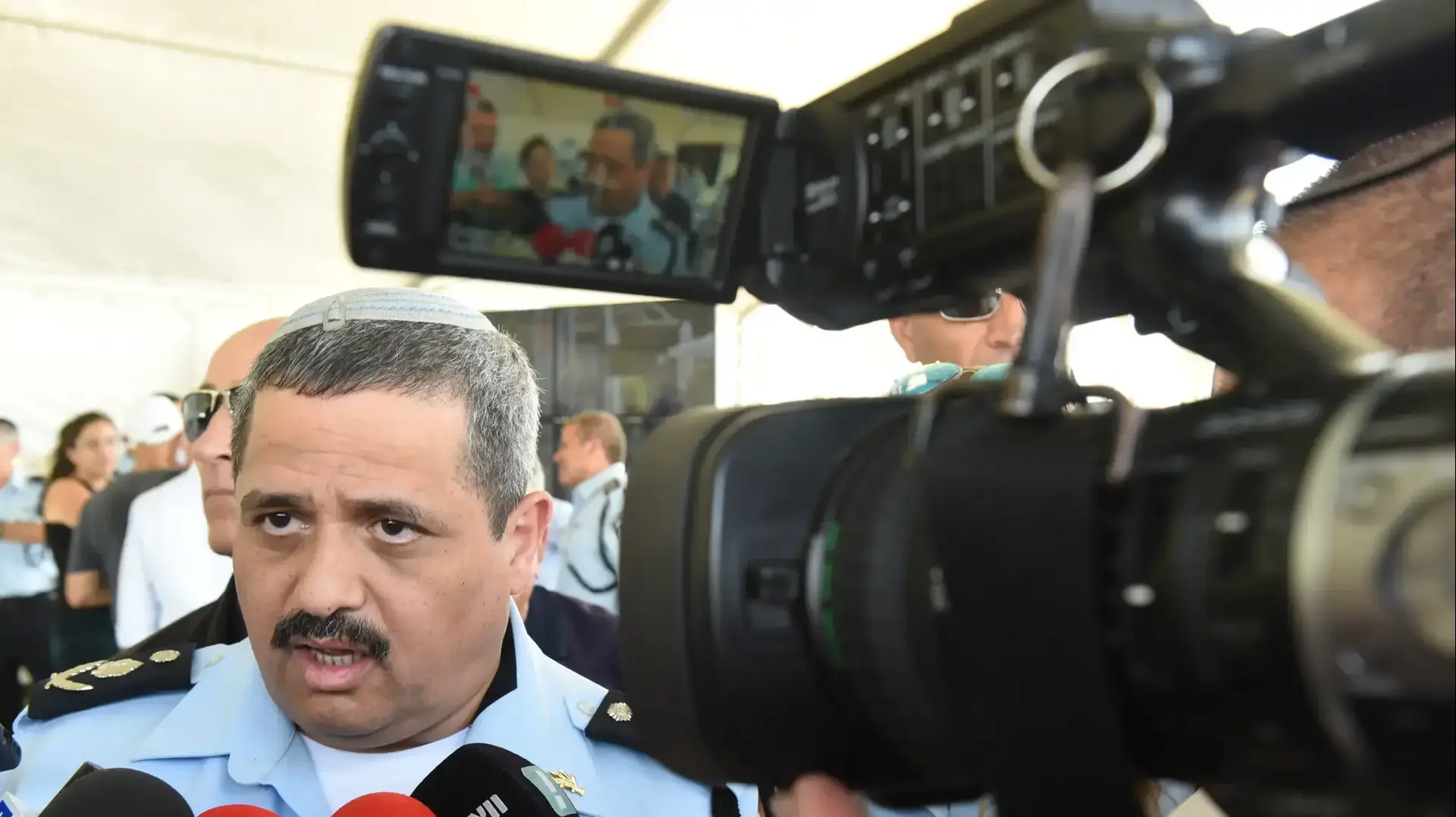 המפכ"ל רוני אלשיך והשר ארדן היום בטקס טקס חנוכת השיטור הרגלי של חוף הים 6 ביולי 2017
