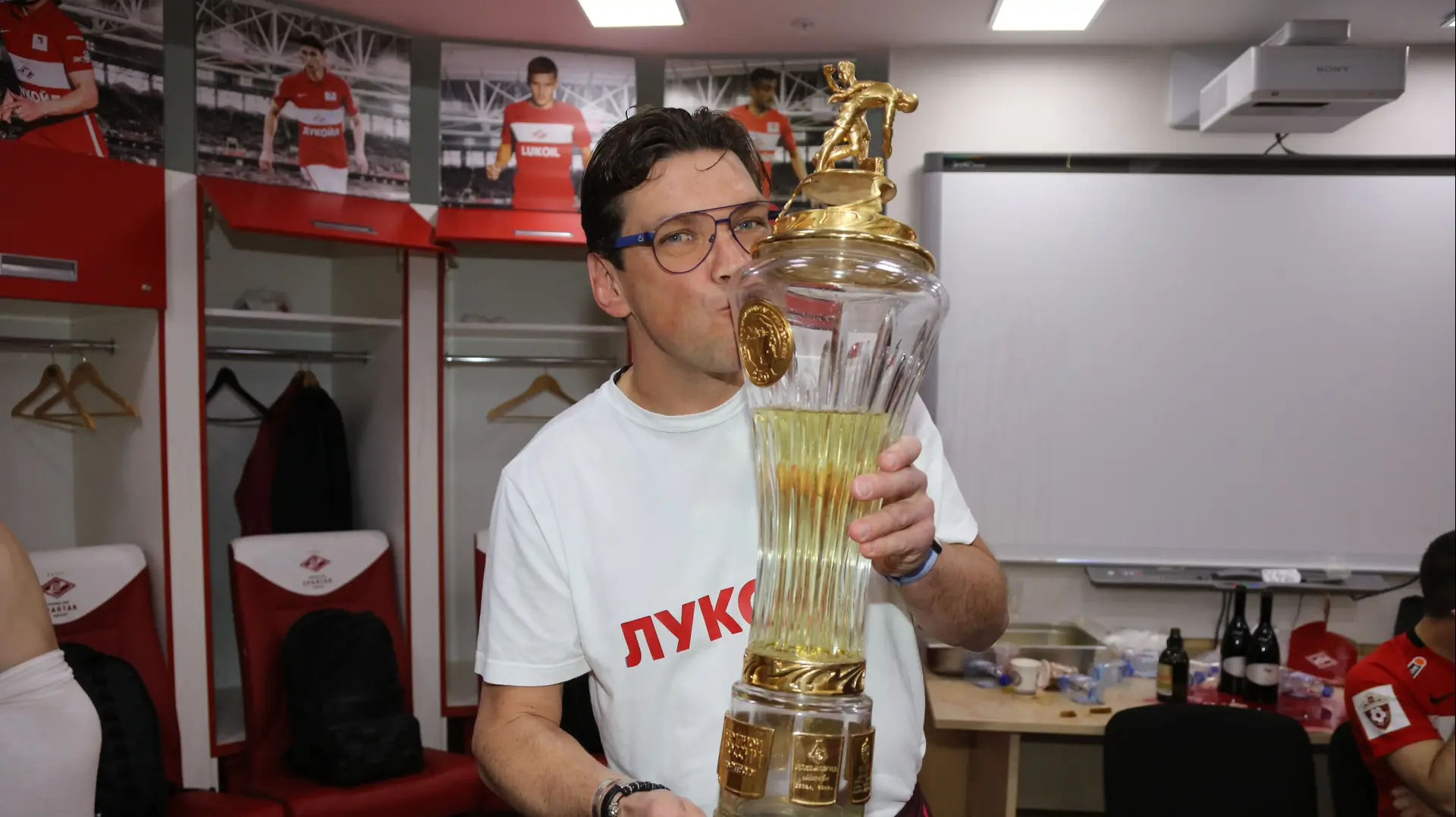 רומן פיליפצ'וק עוזר מאמן ספרטק מוסקבה חוגג אליפות