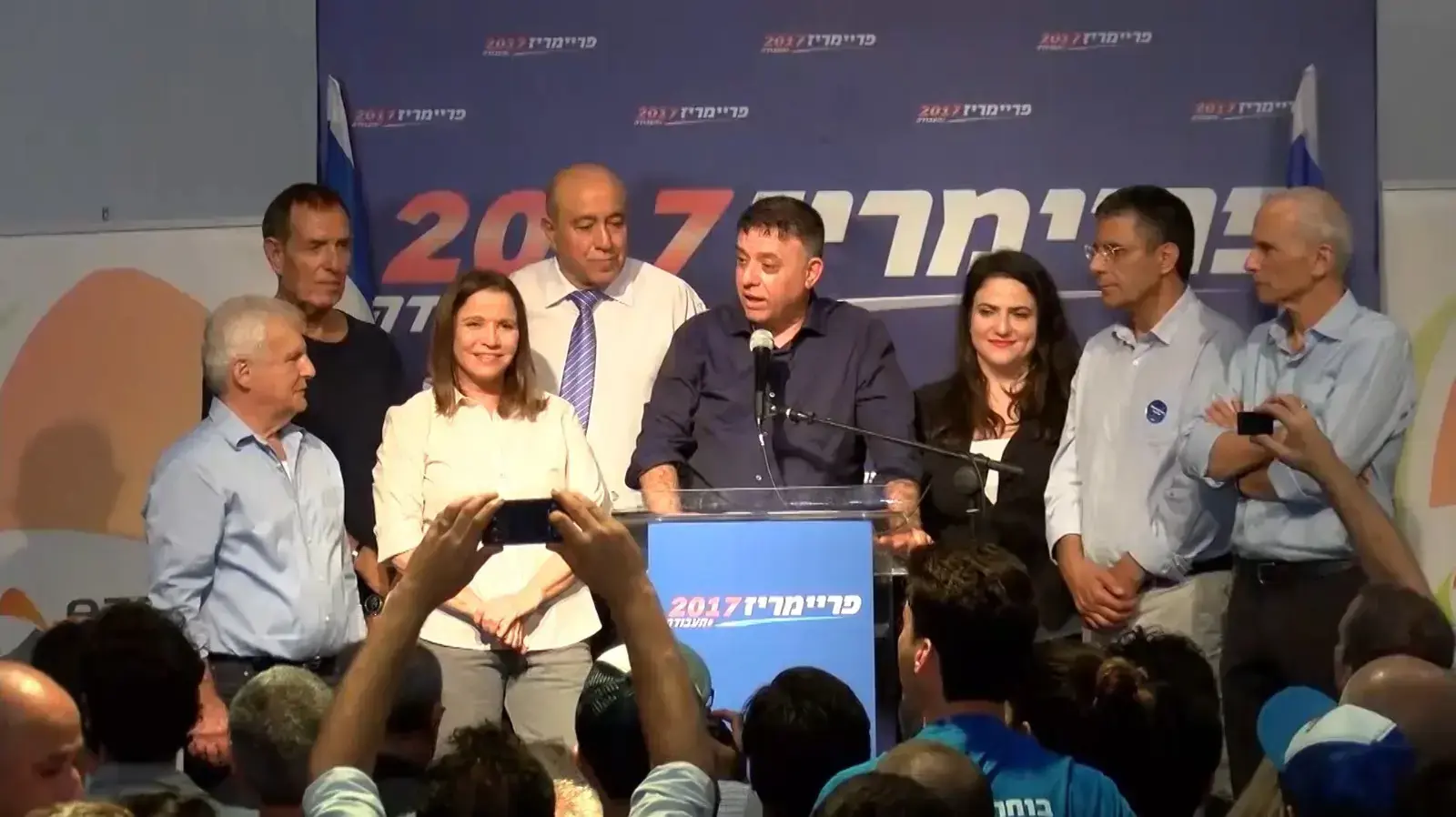 אבי גבאי עולה לנאום לאחר הנצחון בראשות העבודה 10 ביולי 2017