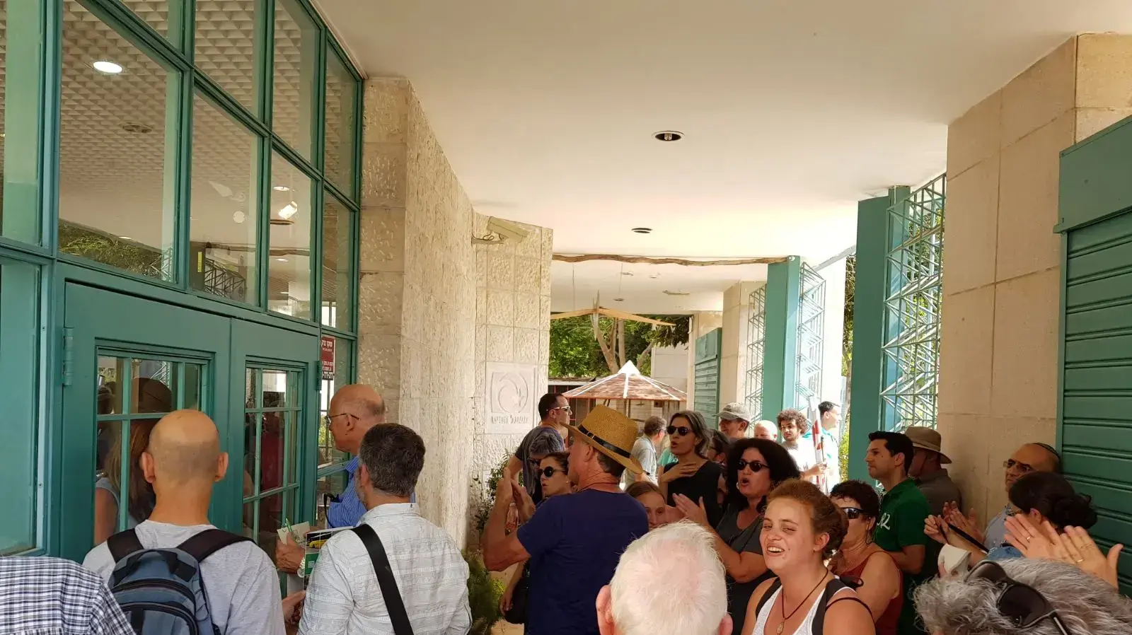 מפגינים מול אביגדור יצחקי פתח תקווה