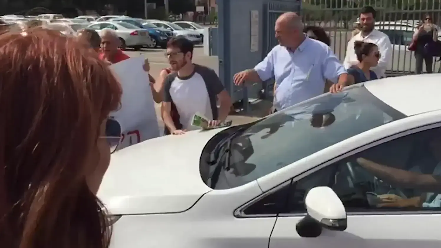 מפגינים חוסמים את רכבו של אביגדור יצחקי פתח תקווה
