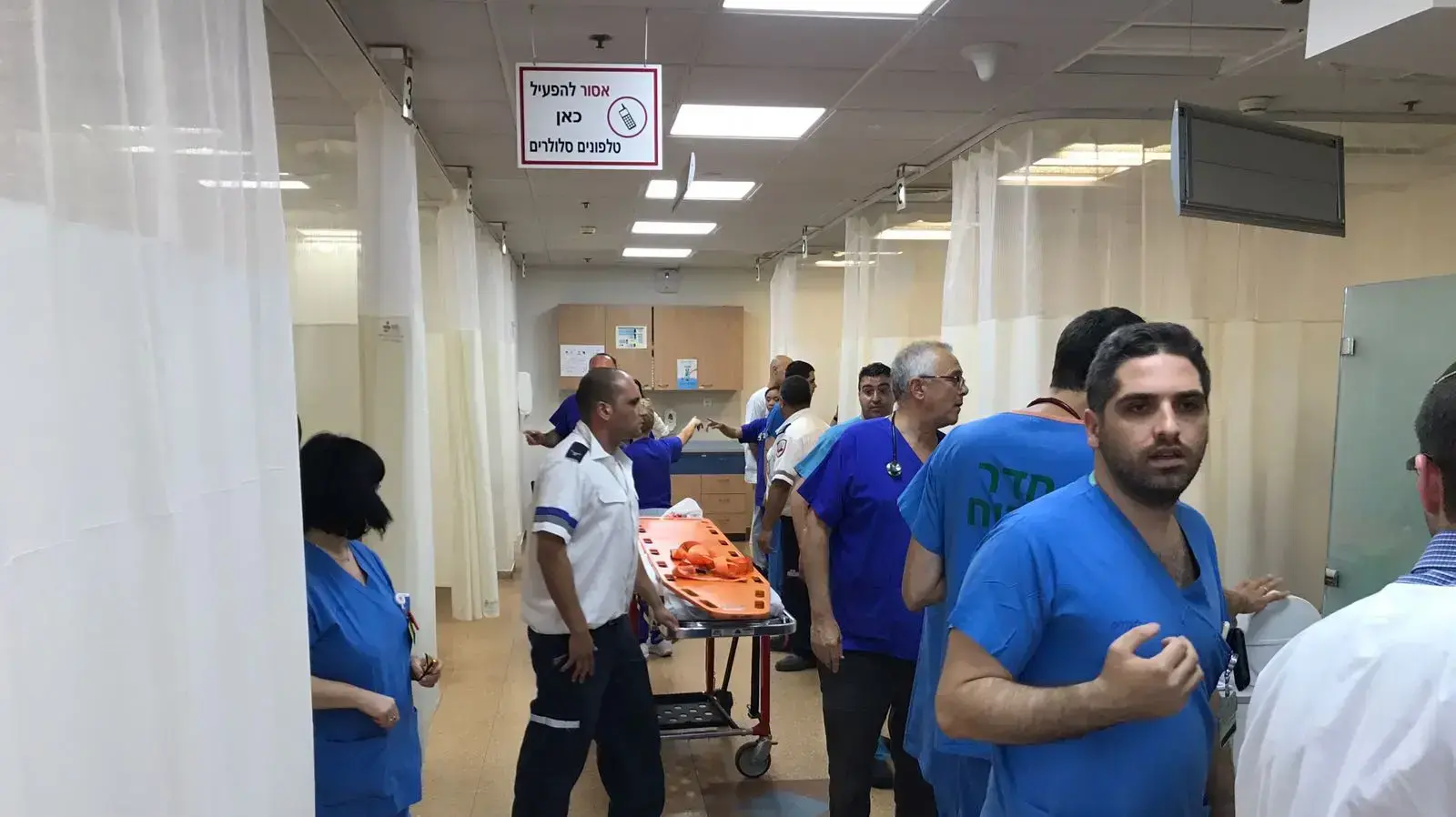 צוות חדר מיון בביהח קפלן מטפל בילדים פצועים קל, תושבי אשדוד 13 ביולי 2017