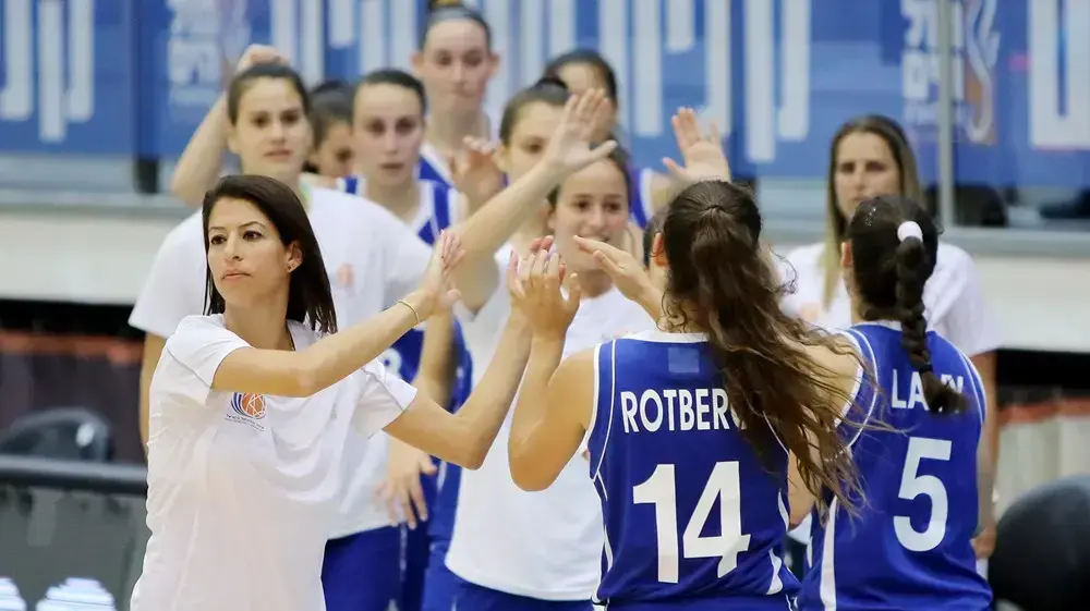 שחקניות נבחרת העתודה של ישראל עם המאמן שירה העליון