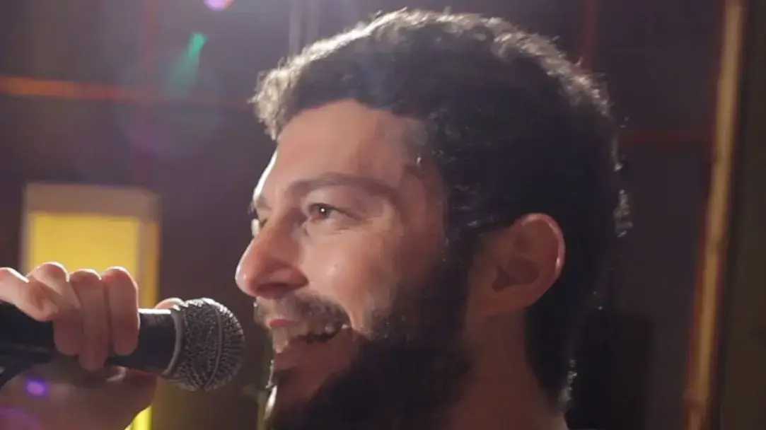 קוקי לבנה מחדשים את מאקלמור וריאן לואיס, שיר בחזרה, Can't Us Down
