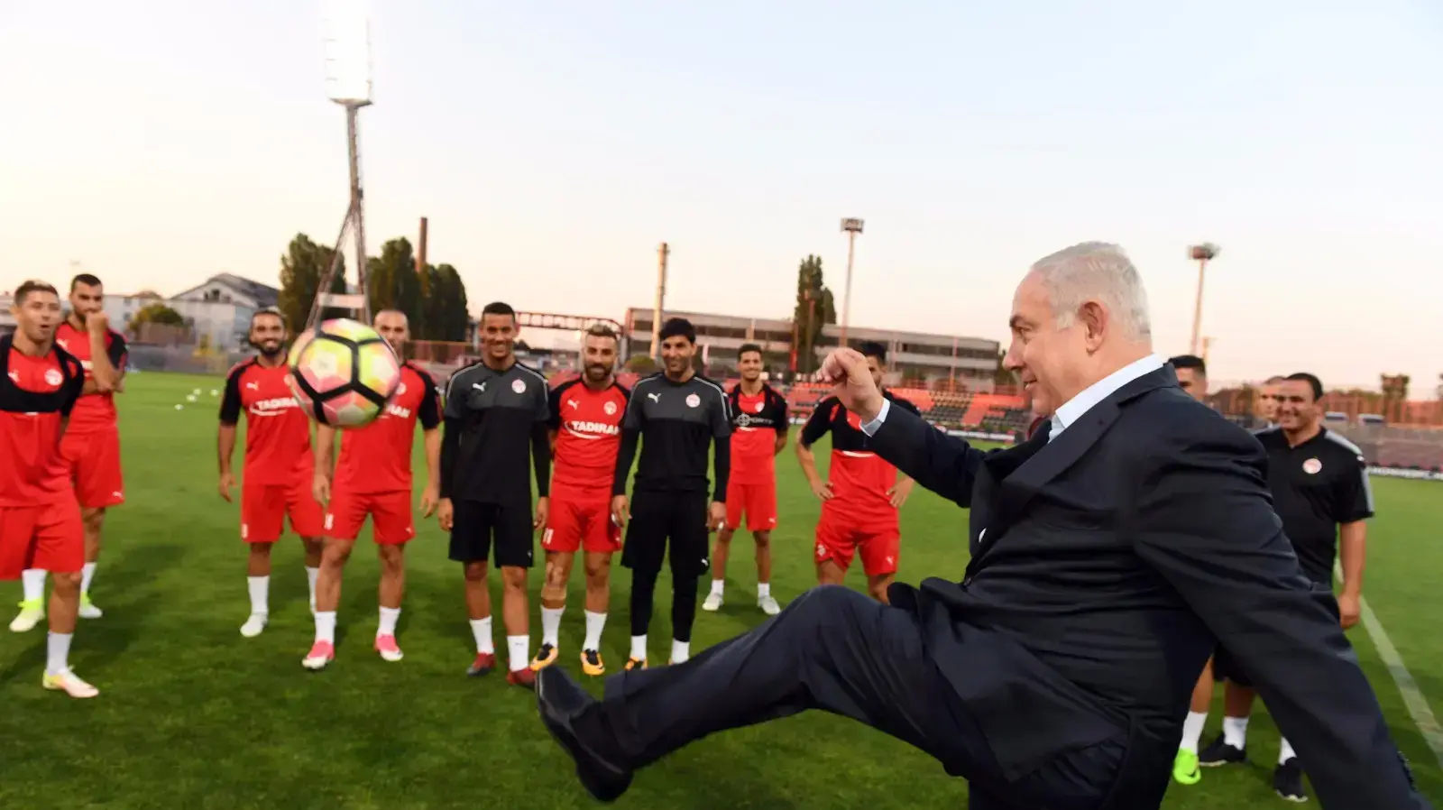 בנימין נתניהו באימון הפועל באר שבע