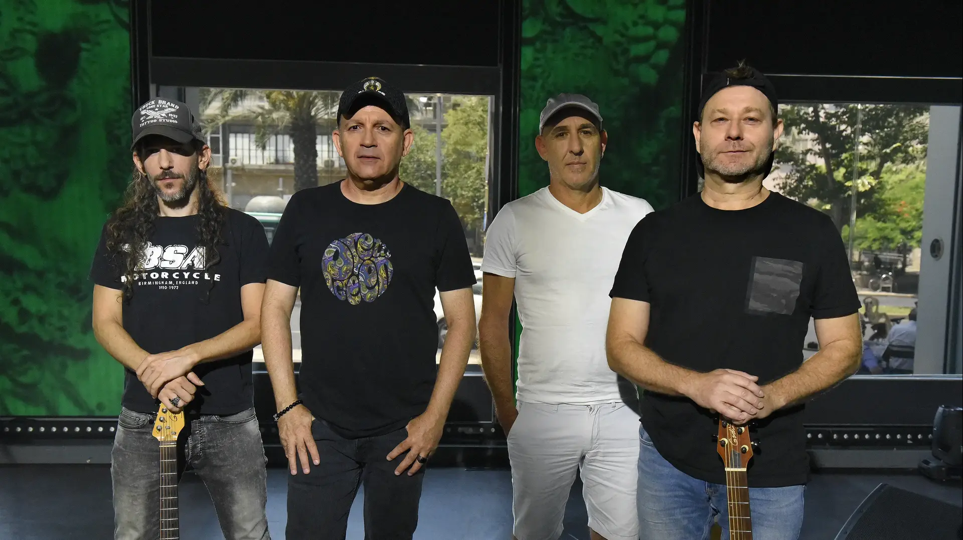 להקת אתניקס מתראיינת ומבצעת שני שירים באולפן וואלה! NEWS