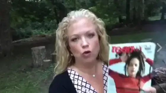 אמא שורפת מגזינים של TEEN VOUGE בגלל מדריך למין אנאלי
