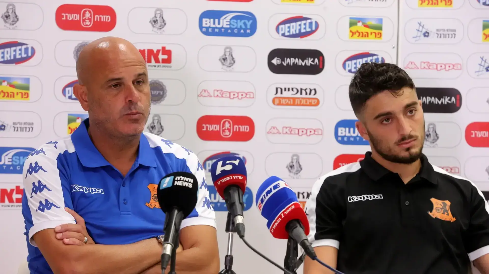 מאמן בני יהודה יוסי אבוקסיס עם שחקן הקבוצה סתיו פיניש
