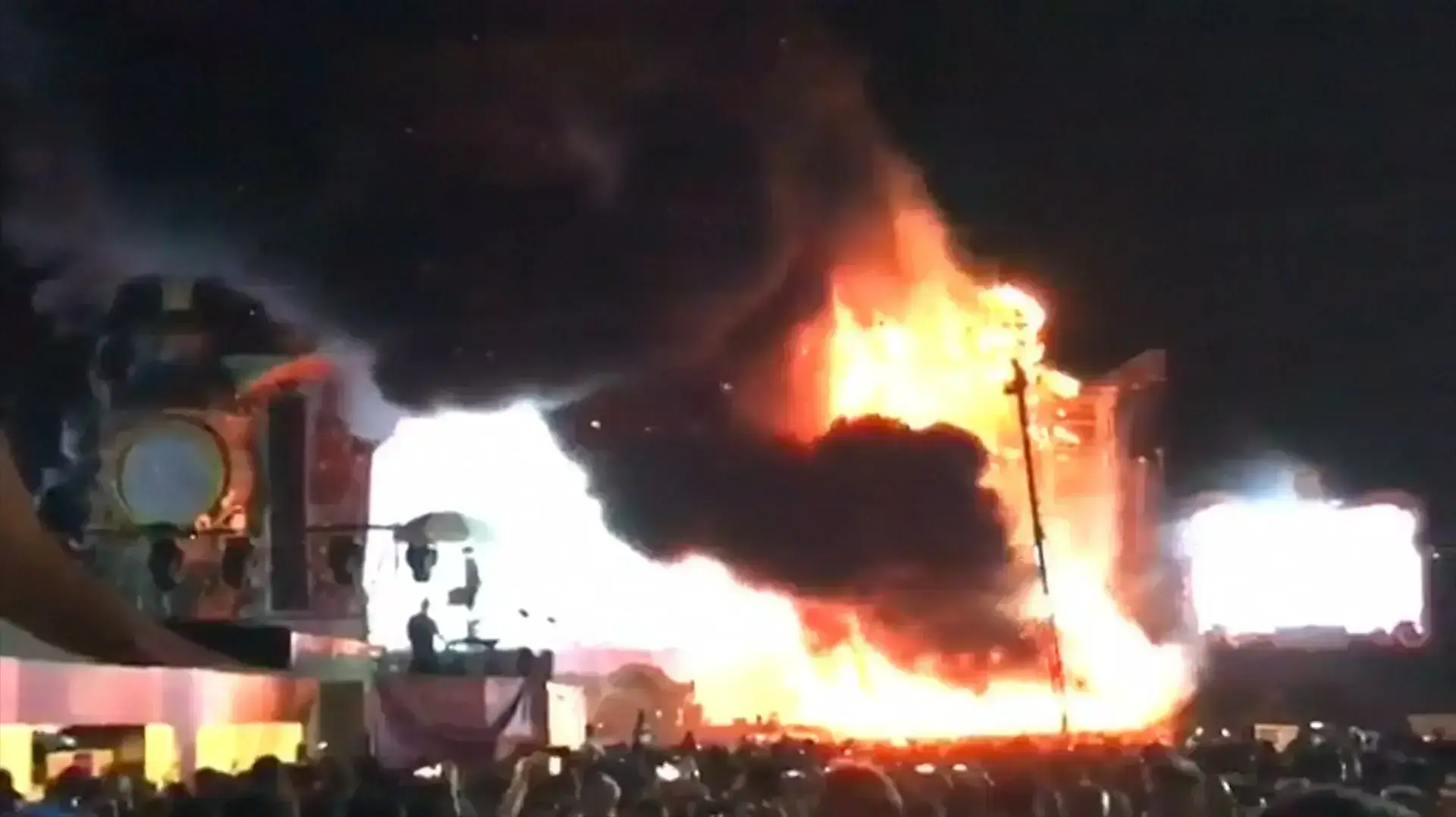 ND שריפה פרצה על הבמה בפסטיבל טומורולנד בברצלונה