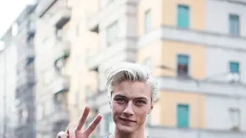 הדוגמן המורמוני לאקי בלו סמית'