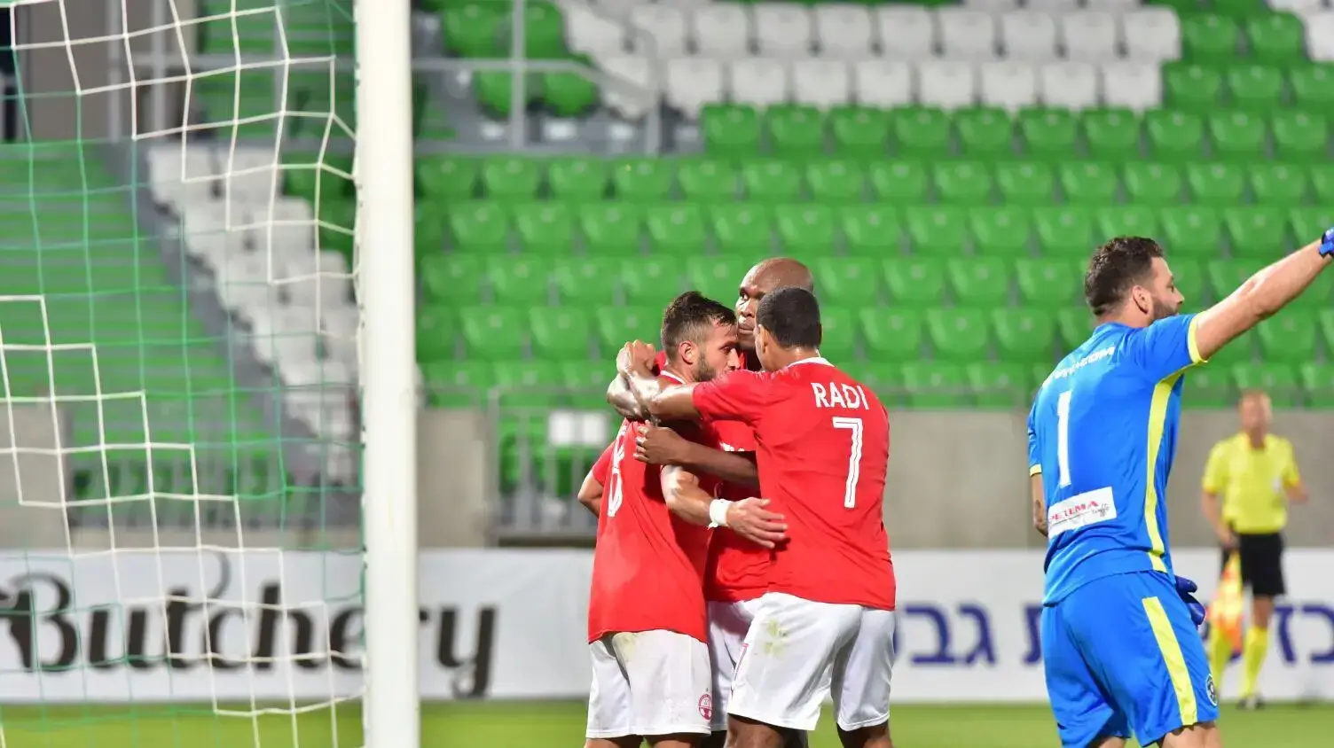 שחקני הפועל באר שבע חוגגים עם מוחמד גדיר שחקני הפועל באר שבע חוגגים עם מוחמד גדיר