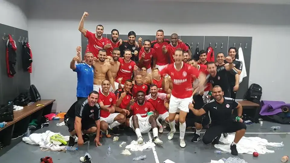 שחקני הפועל באר שבע חוגגים בחדר ההלבשה