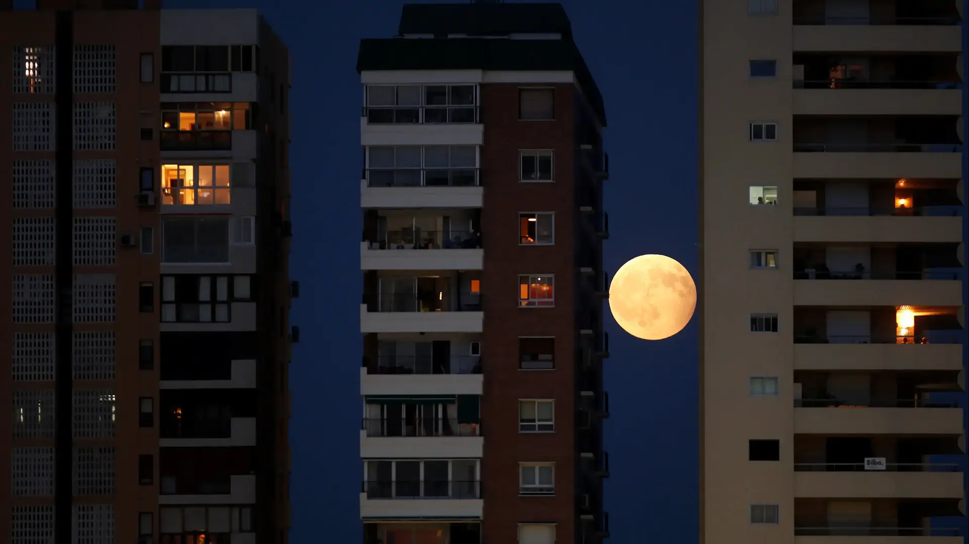 ליקוי ירח חלקי בין בניינים במלגה, ספרד