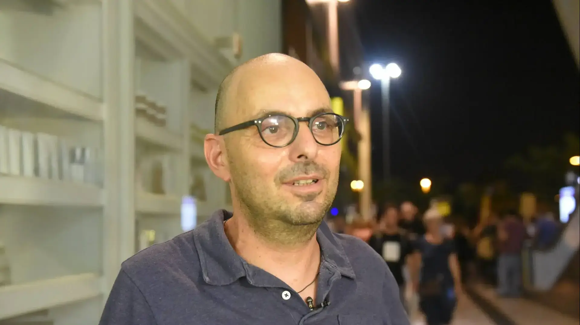אלדד יניב בהפגנה נגד היועמ"ש מנדלבליט ומפגיני הליכוד בפתח תקווה 12 באוגוסט 2017
