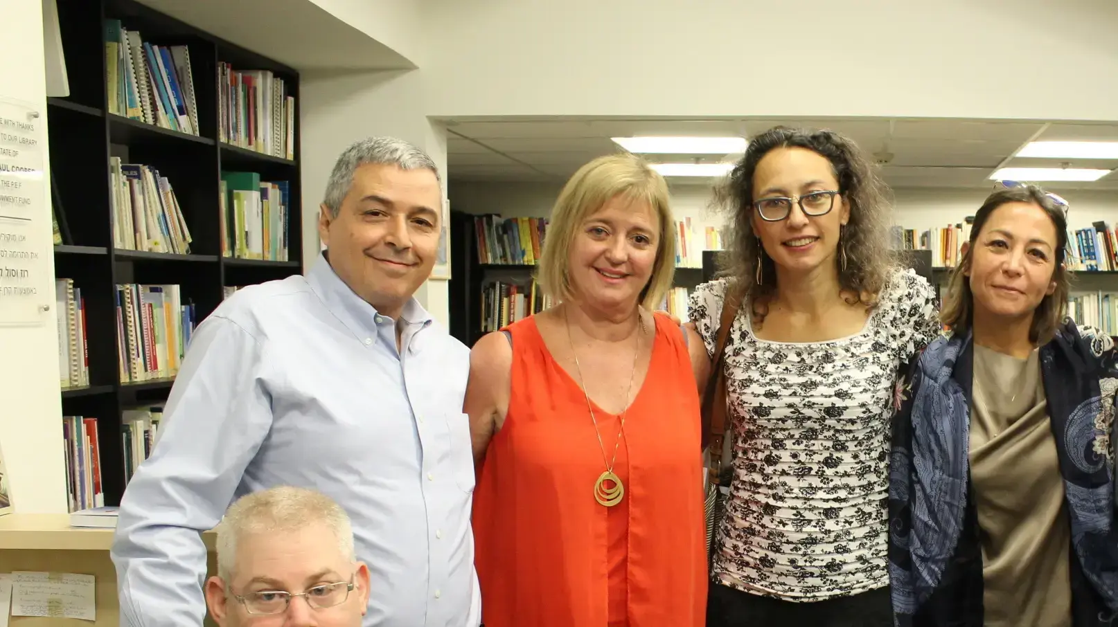 שלי אמיר, מנהלת פועלים בקהילה, יעל אלמוג, משנה למנכ"ל,הממונה על חטיבת הקשר עם לקוחות מחזיקי עניין בבנק הפועלים, ג'ין יודס מנכ"לית בית  איזי שפירא, אריק פינטו  מנכ"ל בנק הפועלים ויואב קריים,  מנהל שותף ביחידה הקהילתית בבית איזי  שפירא