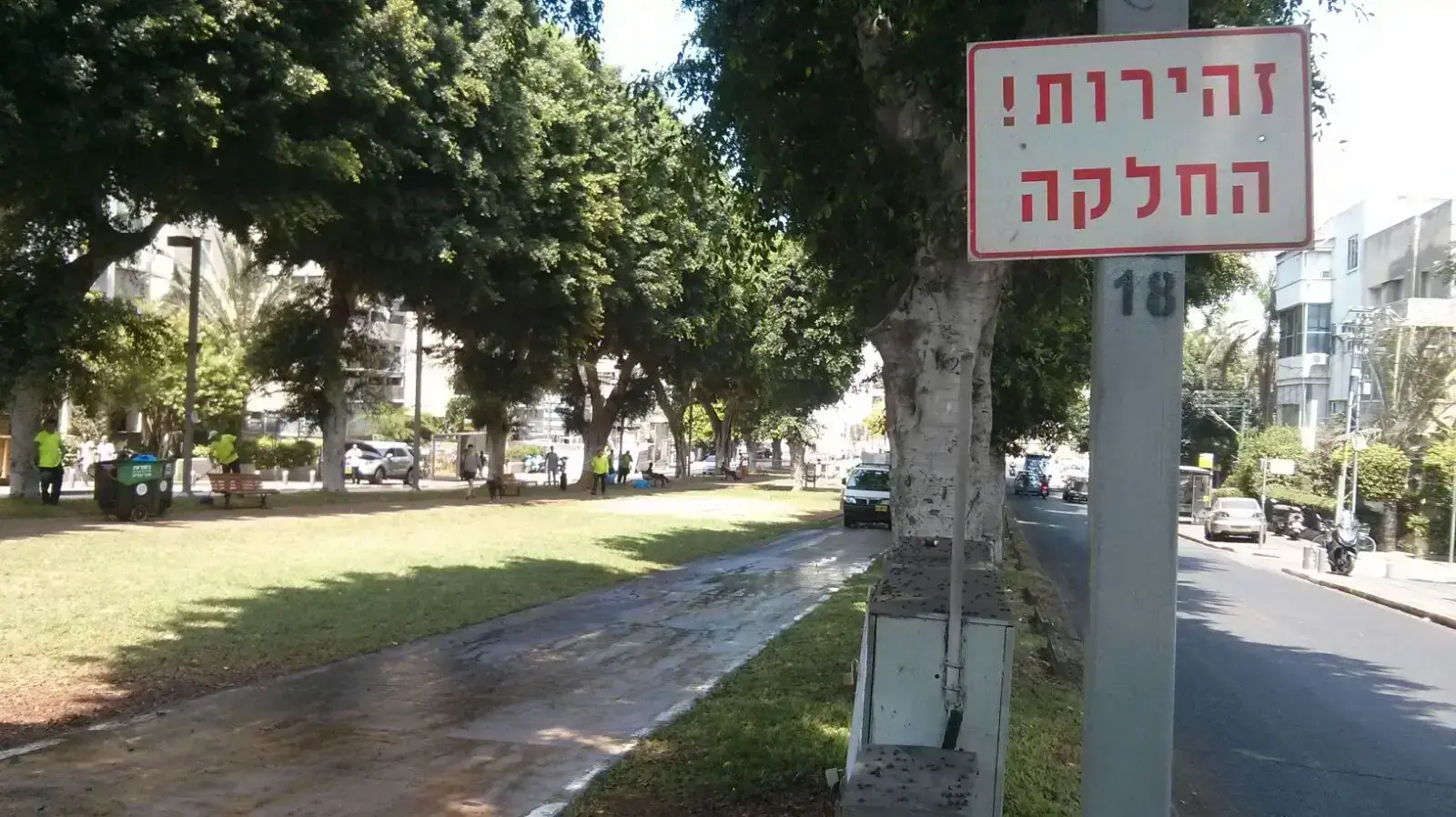 שילוט בו כתוב "סכנת החלקה" בתאונת הקורקינט של שלומית מלכה ברוטישילד, ת"א 13.8.17