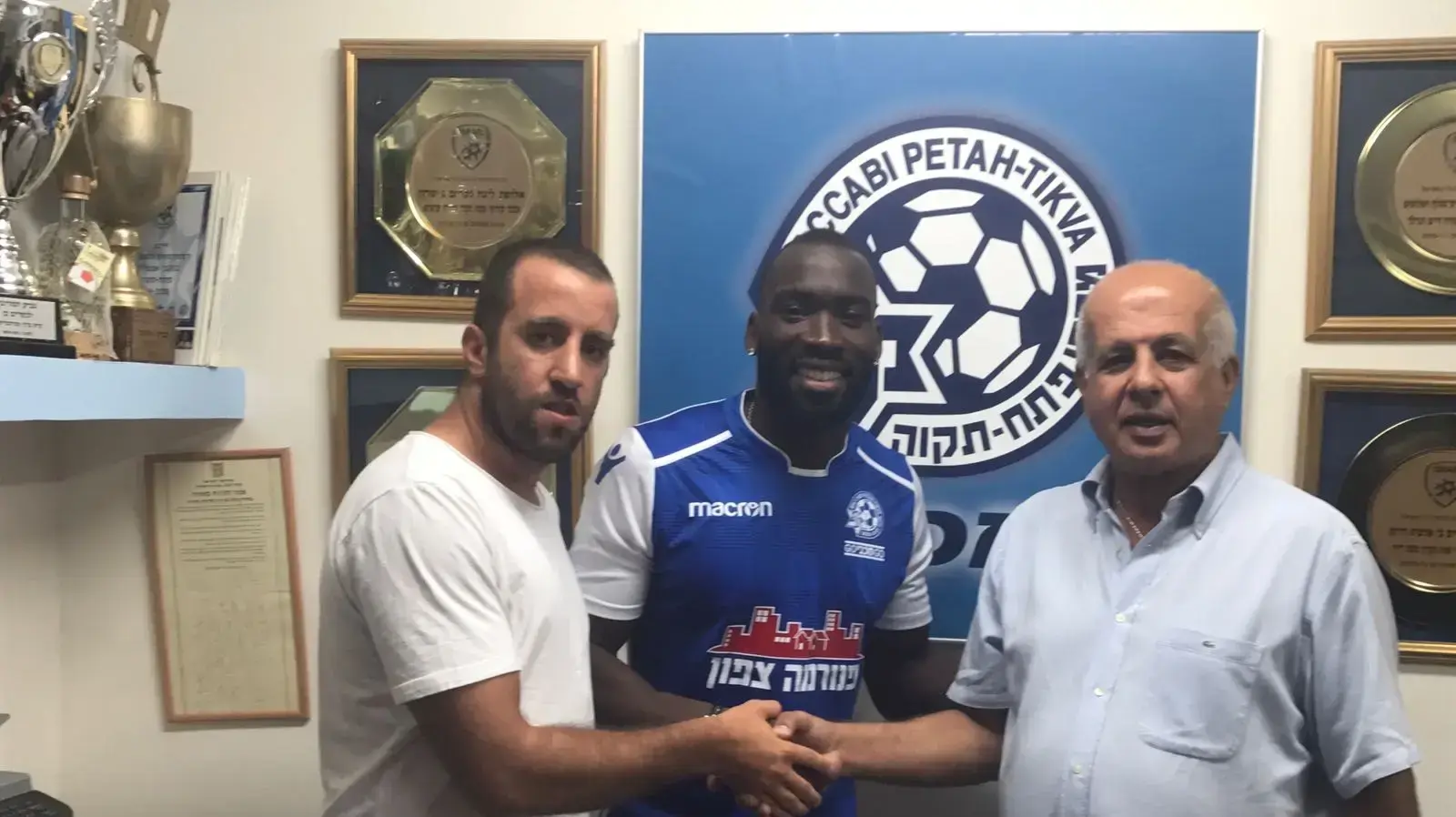 גרגורי טאדה שחקן מכבי פתח תקוה עם חבר הנהלת הקבוצה אבי לוזון