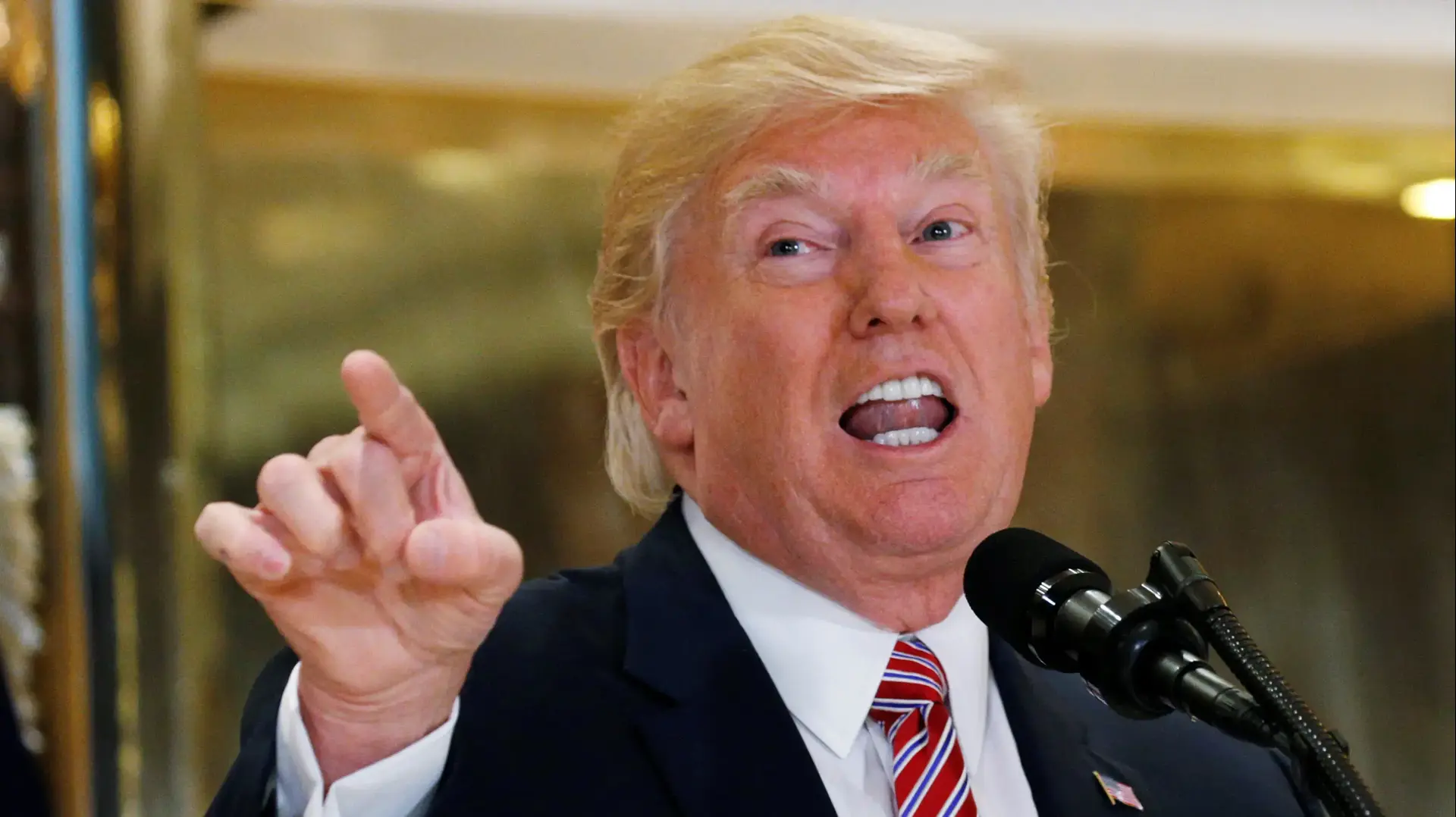 טראמפ עונה לשאלות הכתבים בעקבות הארועים בווירג'יניה 16 באוגוסט 2017