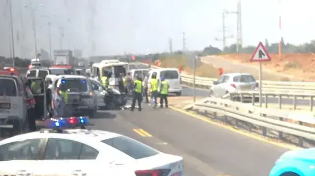 עשרה בני אדם נפצעו בתאונת דרכים בכביש החוף בתום מרדף משטרתי, 17 באוגוסט 2017