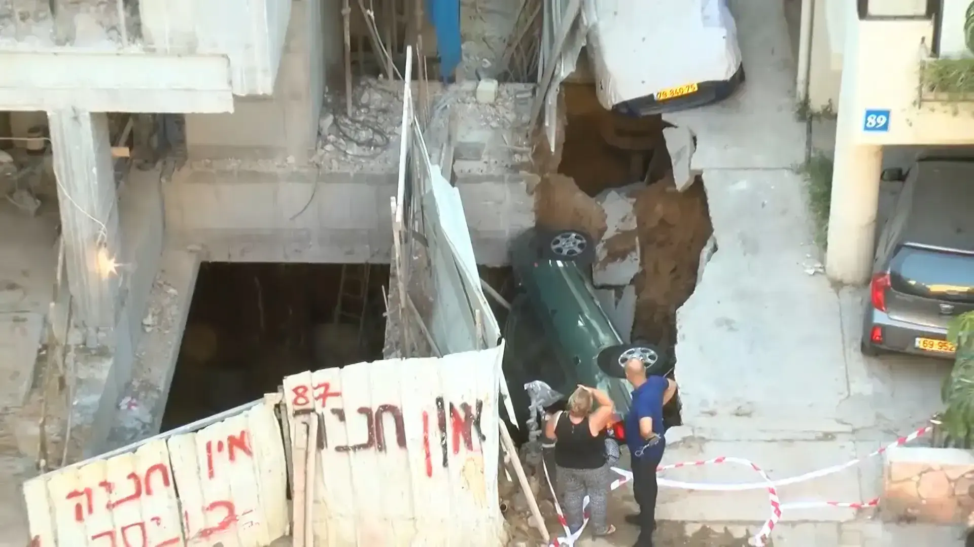 בולען נפער ברחוב מרכזי בתל אביב סמוך לבניין בו מתבצעות עבודות תמ"א 83