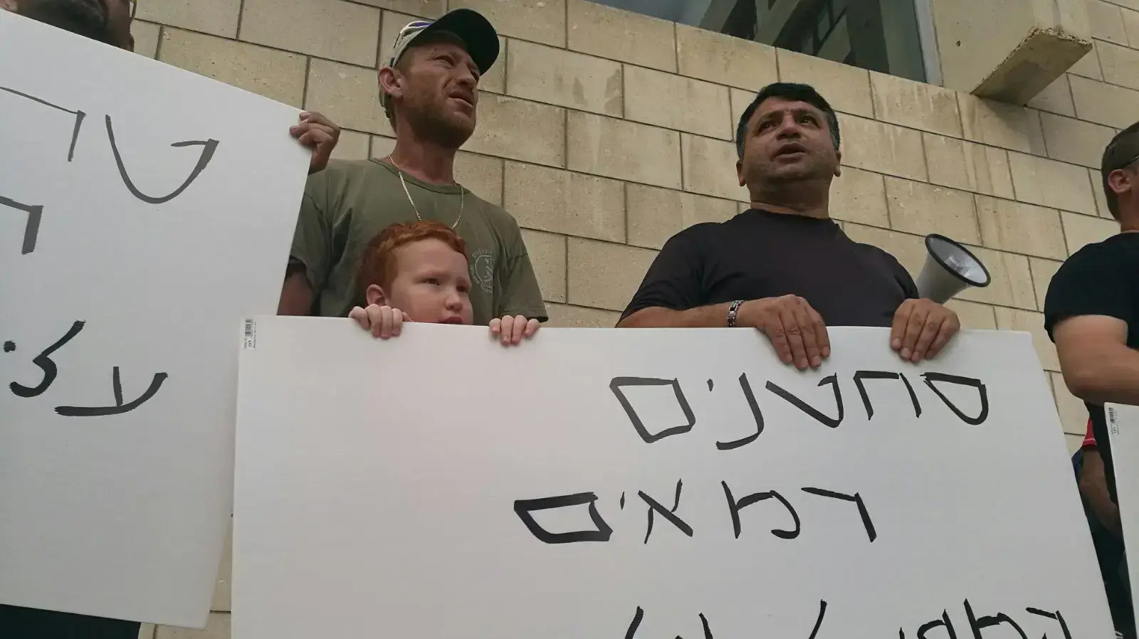 עשרות עובדי חיפה כימיקלים מחוץ לביהמש בחיפה, לקראת הפגנה בביהד לעבודה, נוכח נסיונם לבטל את הפיטורים הצפויים שלהם 29 באוגוסט 2017