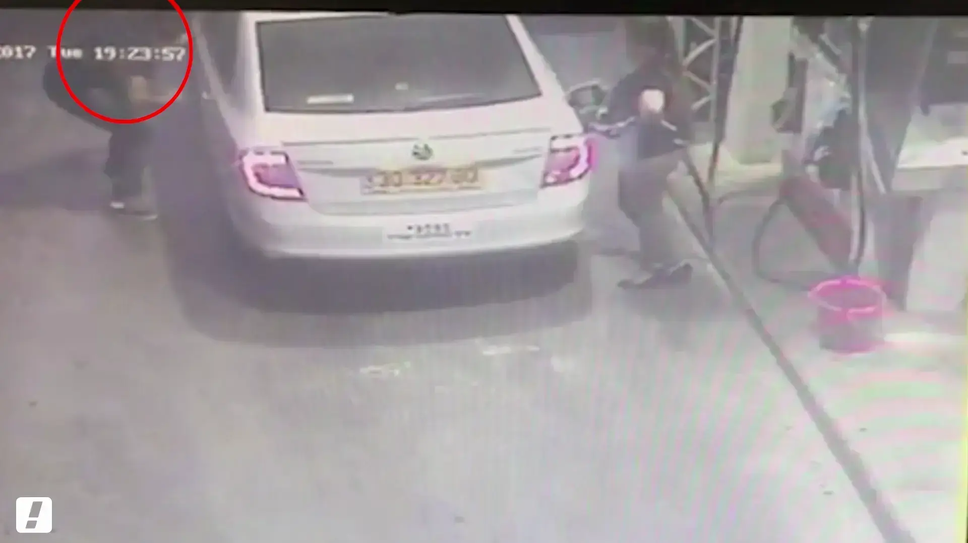 תיעוד: גבר חשוד גנב את רכבה של תושבת אריאל בזמן שהיה מונע ומחובר לצינור תדלוק בתחנה בעיר
