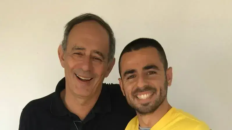 רן רול שחקן מכבי הרצליה עם הבעלים אריאל שיימן
