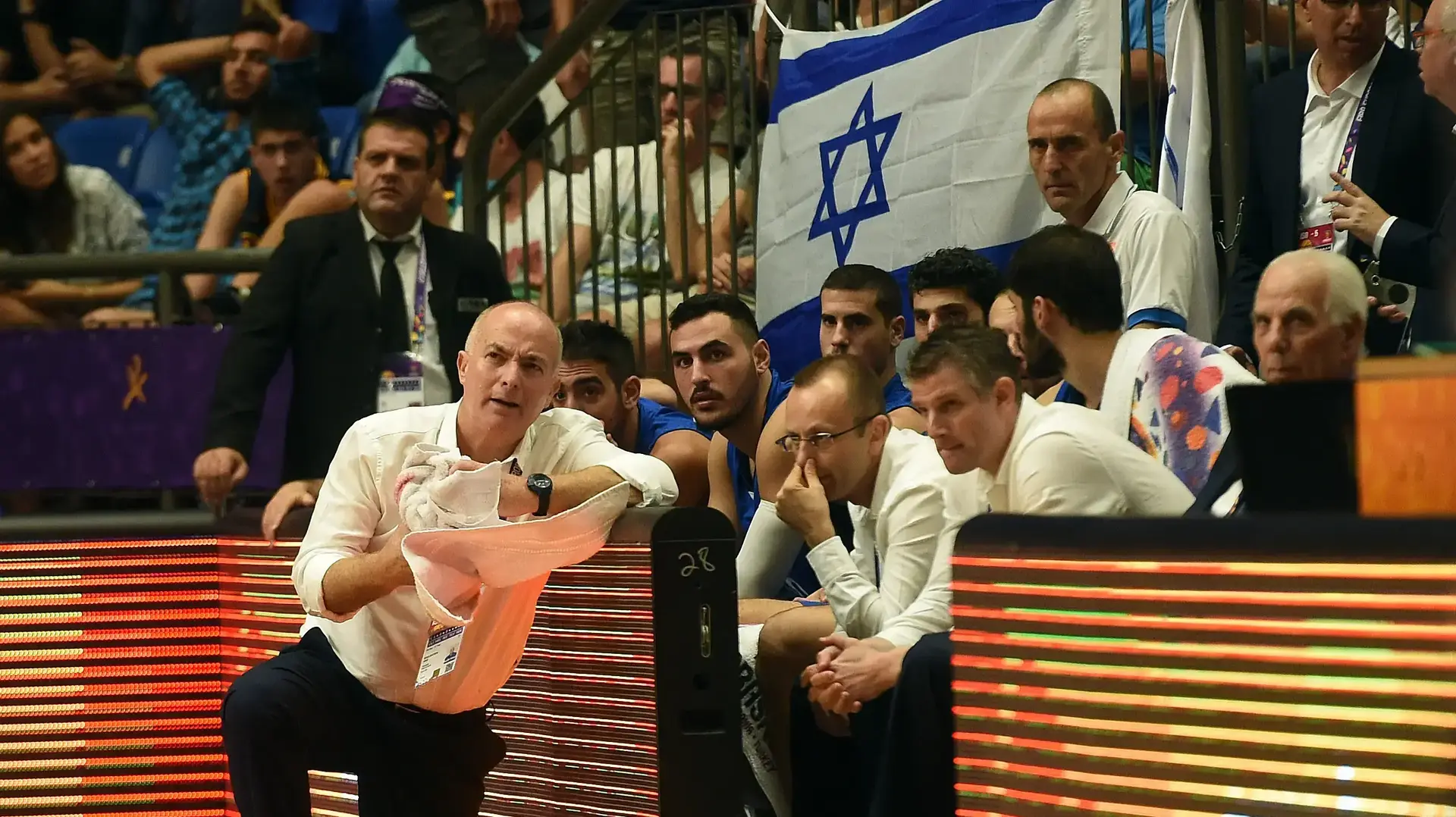 ספסל נבחרת ישראל עם ארז אדלשטיין