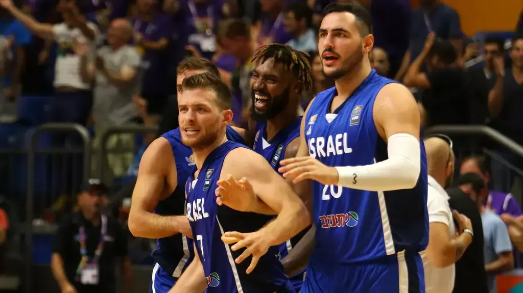 גל מקל שחקן נבחרת ישראל עם ריצ'רד האוול