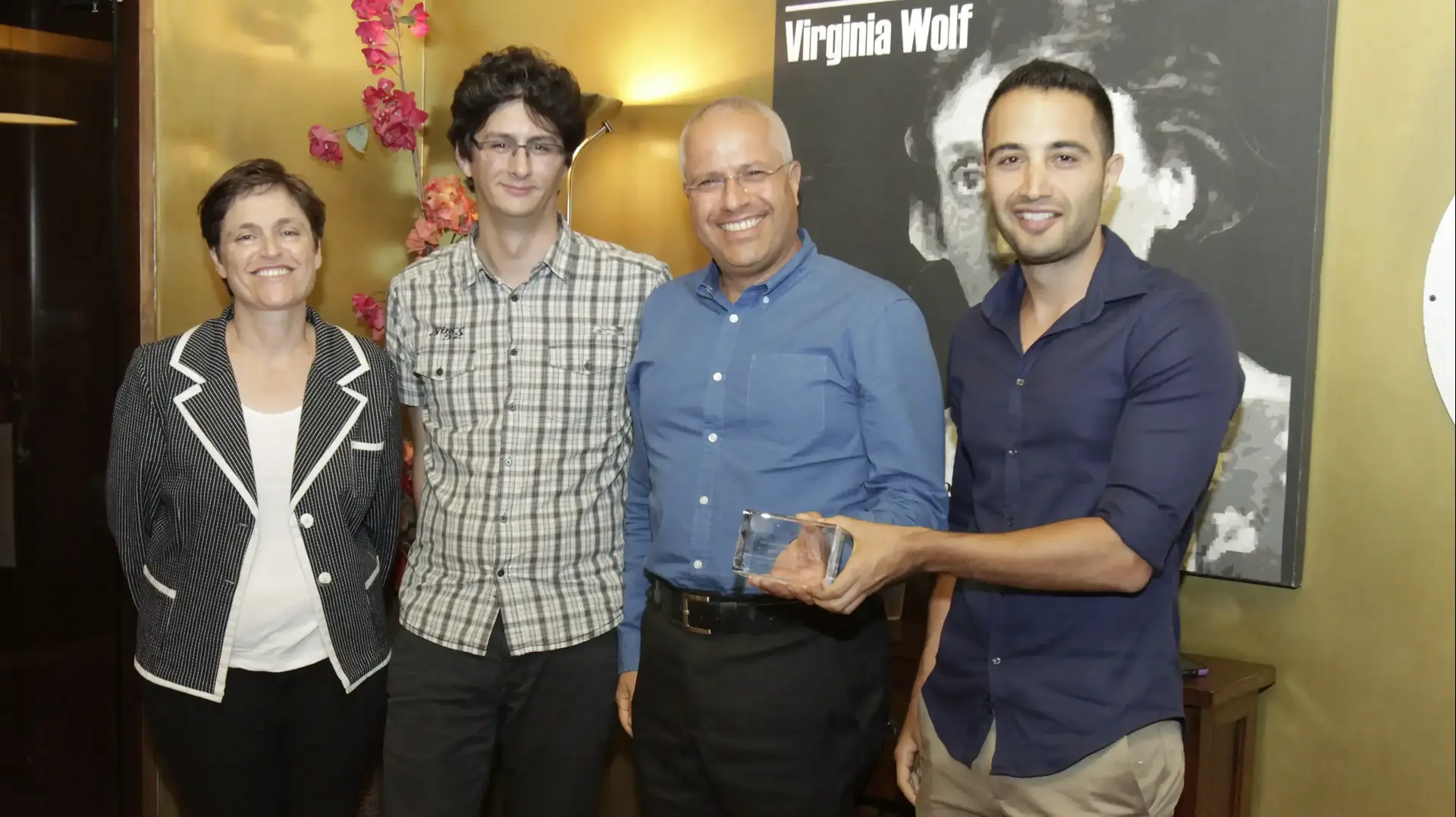 איציק אדרי, יו"ר ויקימדיה ישראל, אורן הלמן, מנכל לשכת העיתונות הממשלתית (וסמנכ"ל שיווק ורגולציה בחברת החשמל כיום), כריסטוף הנר, יו"ר קרן ויקימדיה העולמית ומיכל לסטר, מנכ"לית ויקימדיה ישראל