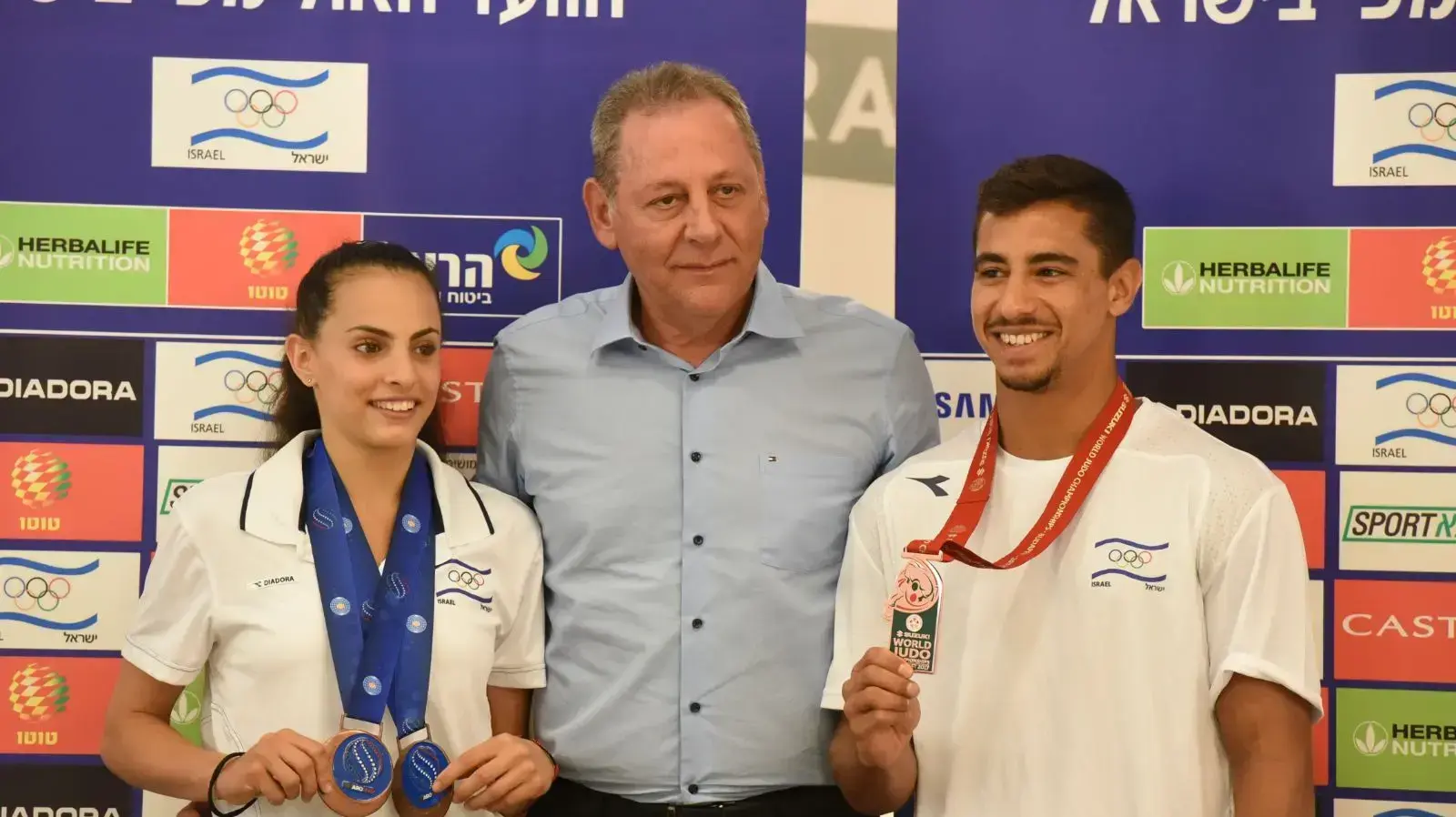 הג'ודוקא טל פליקר, יו"ר הוועד האולימפי יגאל כרמי, המתעמלת לינוי אשרם