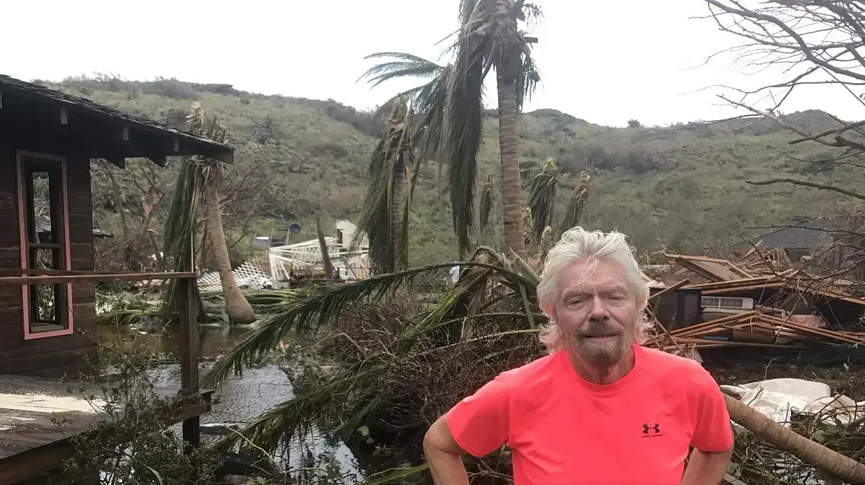 ריצ'רד ברנסון על רקע האחוזה ההרוסה שלו לאחר פגיעת הוריקן אירמה, איי נקר, 11 בספטמבר 2017