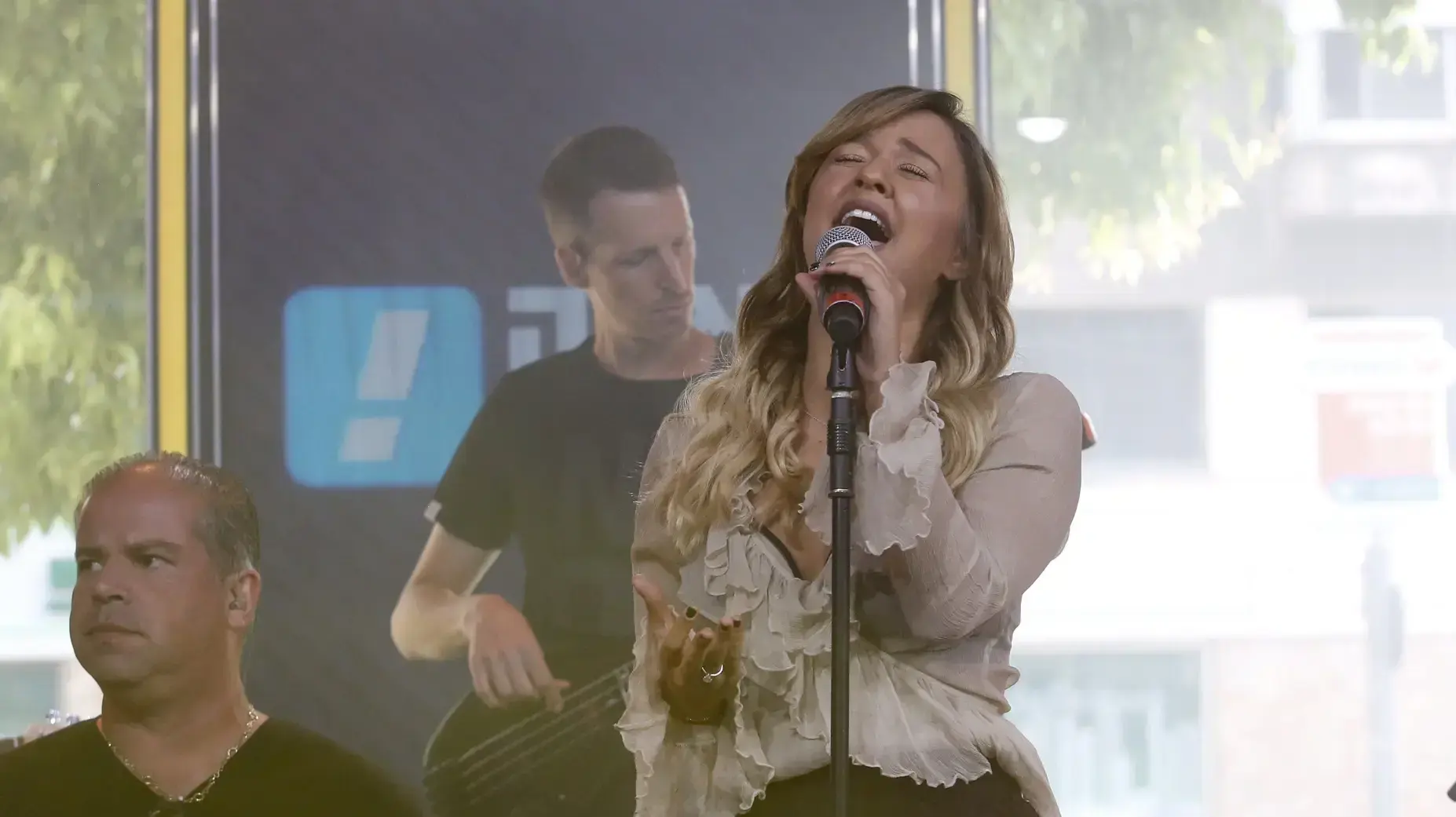 המצעד השנתי של גלגלצ תשע"ז, עדן בן זקן מבצעת את "לזאת שניצחה"