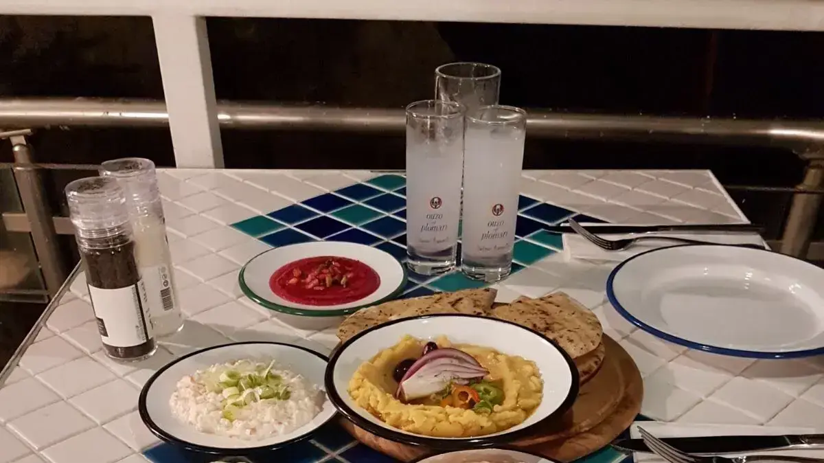 צלחות עם מנות יווניות במסעדת סופלקי