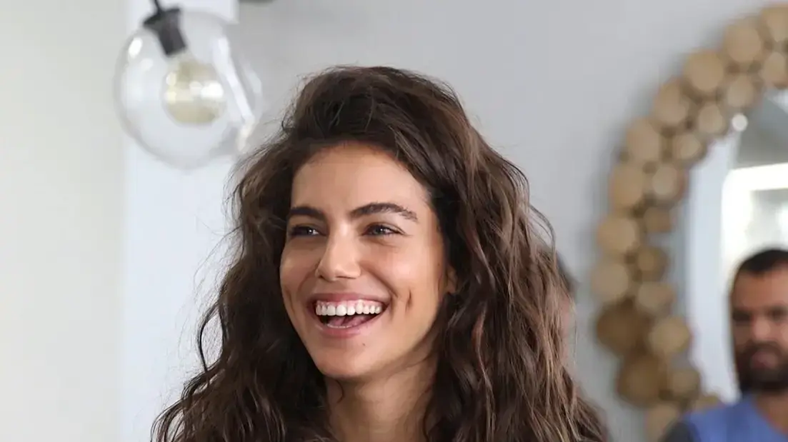שלומית מלכה על סט פוקס
