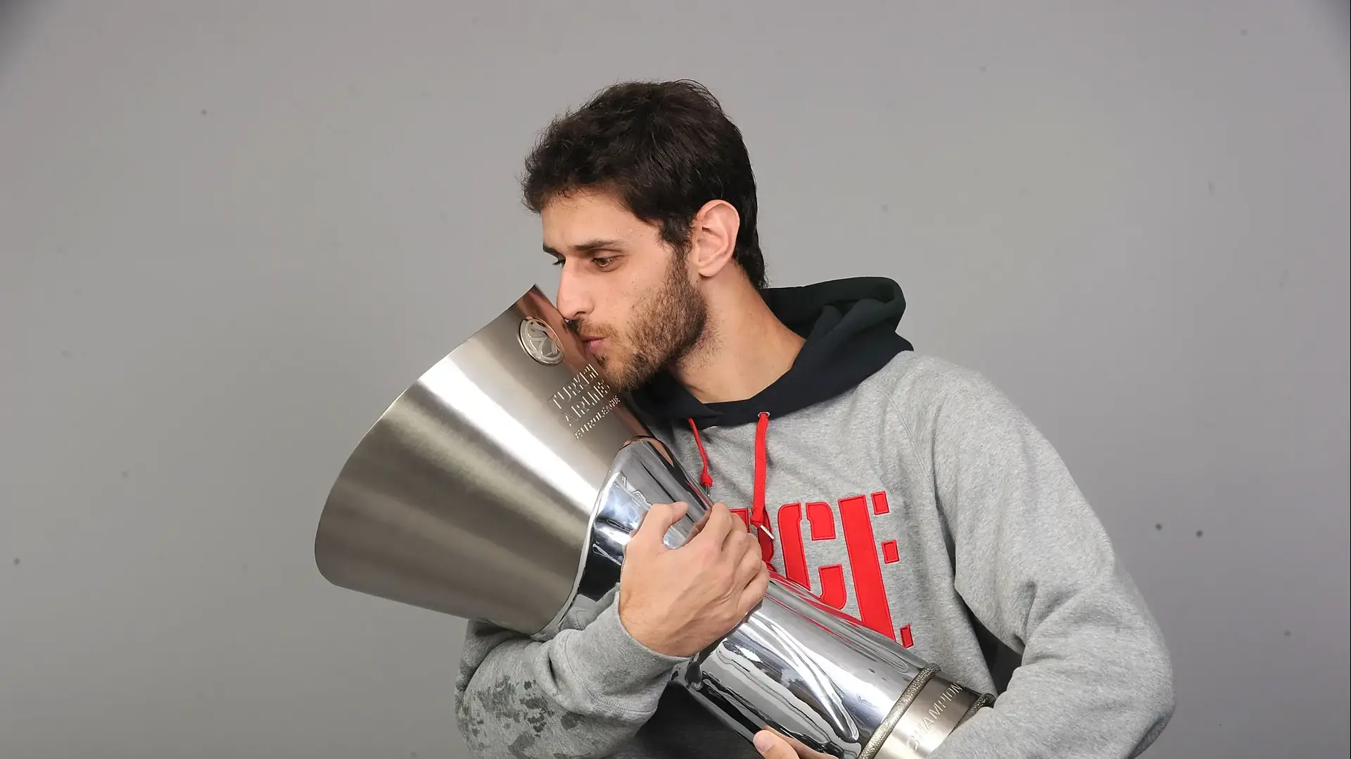 סטראטוס פרפרוגלו חוגג זכיה ביורוליג עם אולימפיאקוס