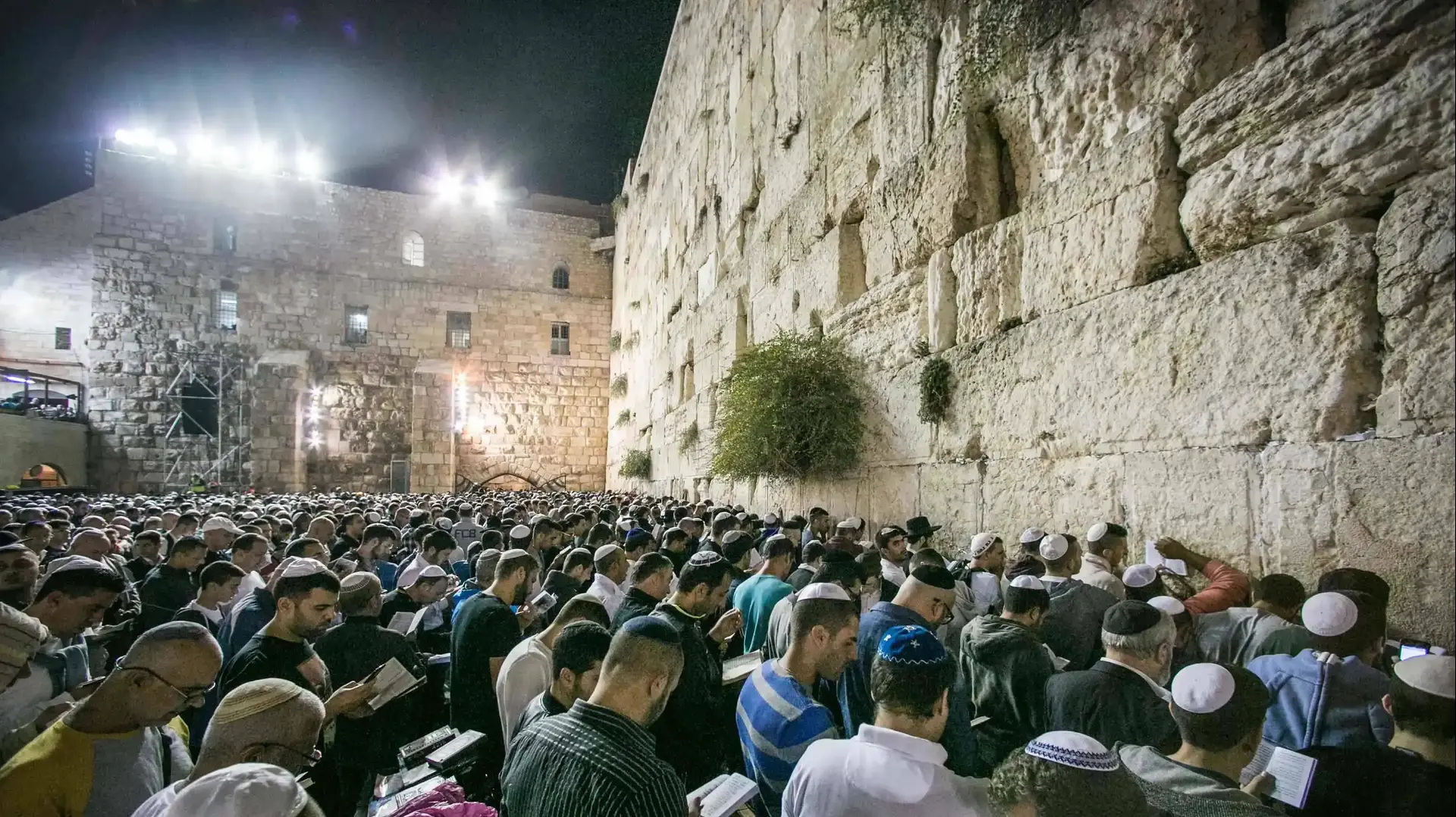אמירת סליחות בכותל המערבי לקראת יום הכיפורים