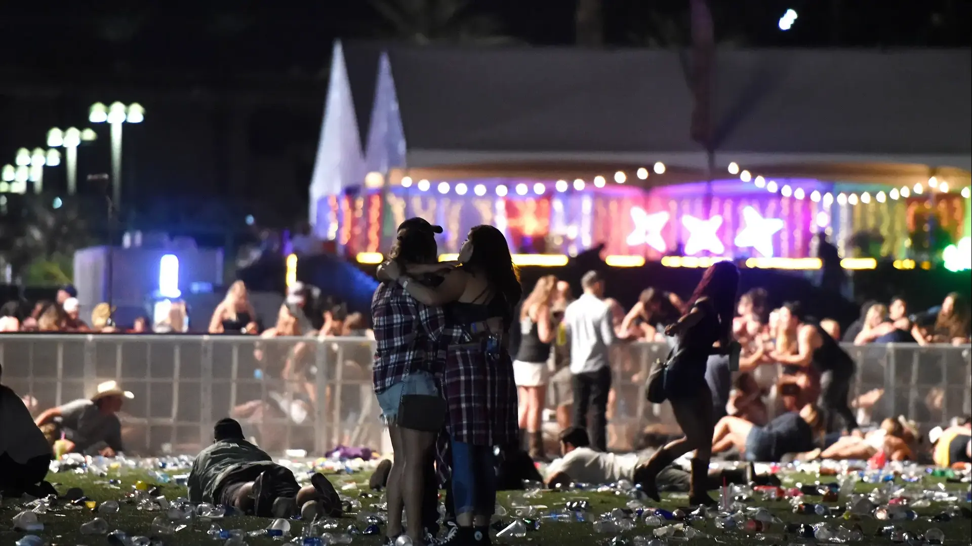 הקהל באמפי במלון המנדליי ביי בלאס וגאס לאחר אירוע הירי במקום, 2 באוקטובר 2017