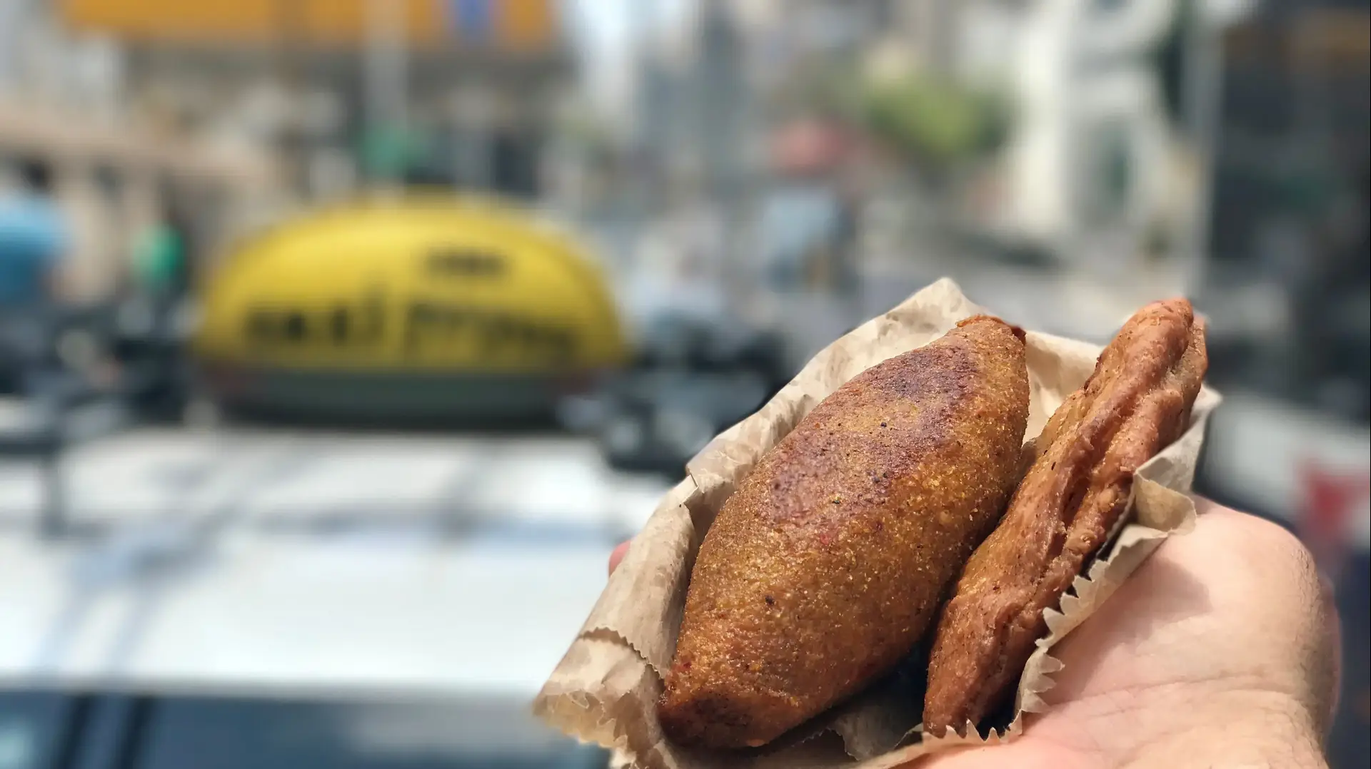 המונה טועם סמבוסק מטוגן אצל פלפל גורג'י