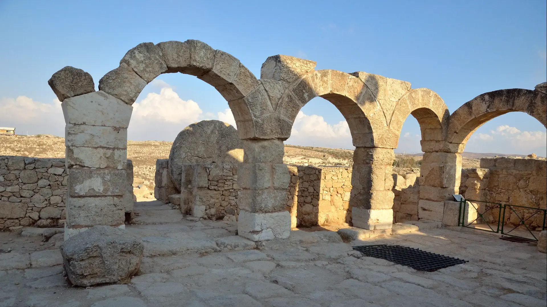 עתיקות בית הכנסת בעיר סוסיא, דרום הר חברון עתיקות בית הכנסת בעיר סוסיא, דרום הר חברון