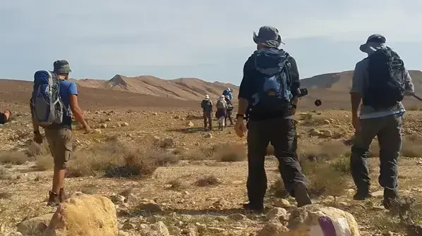 מטיילים טיול שביל סובב מכתש רמון
